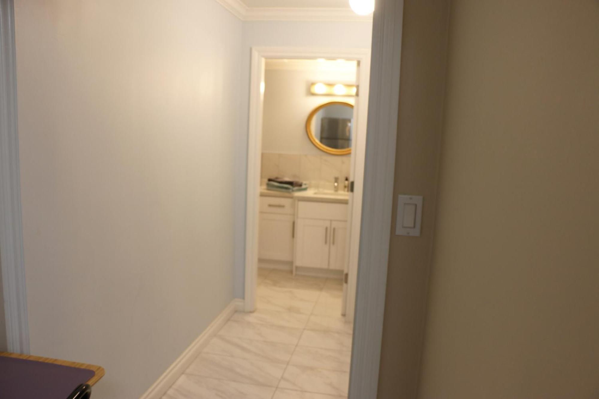Private Suite With Private Entrance King Bed リッチモンド エクステリア 写真